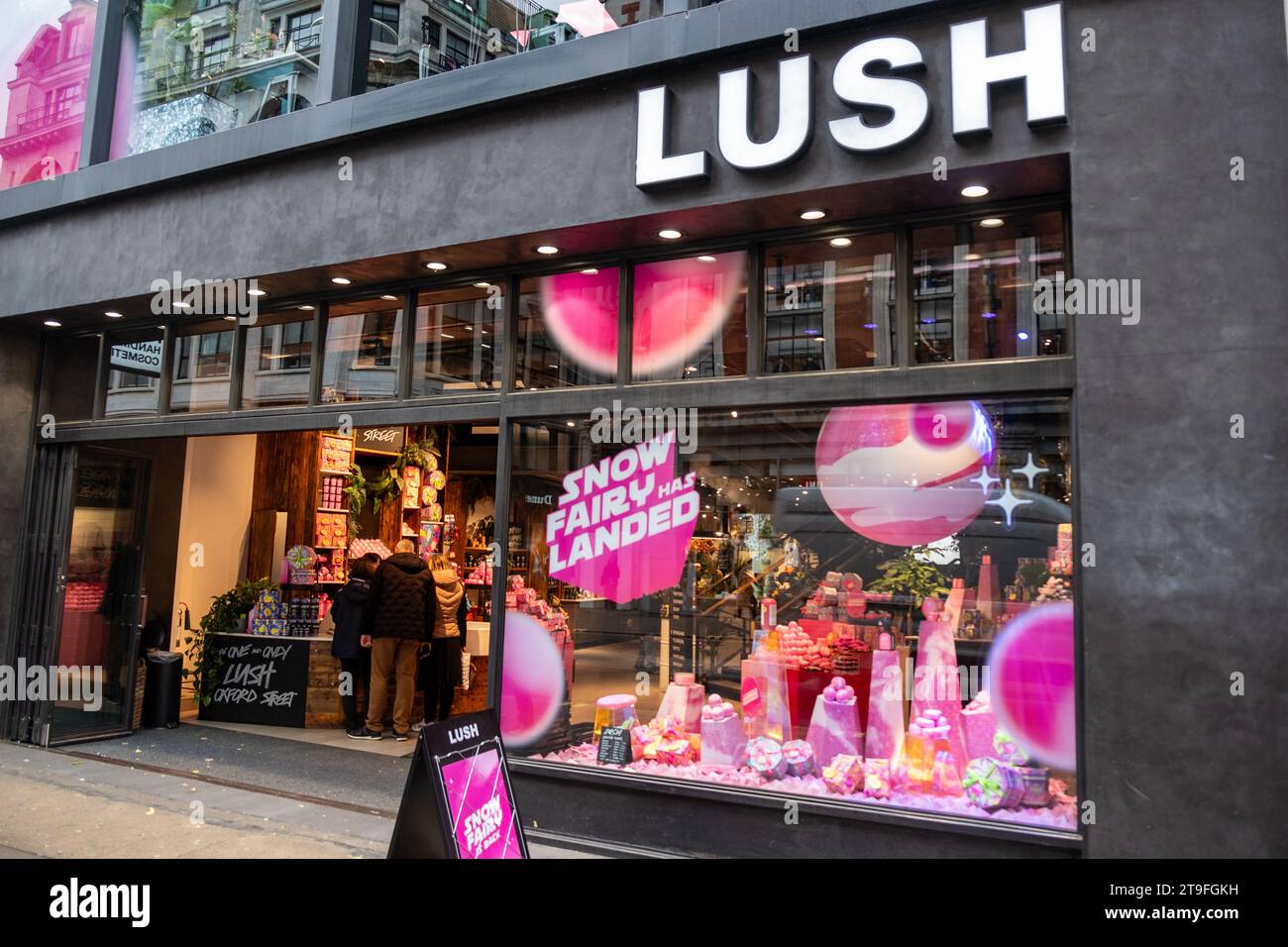 LONDON – 23. NOVEMBER 2023: Üppiger Kosmetikeinzelhandel und Schönheitseinzelhandel in der Oxford Street, einem Wahrzeichen des Einzelhandels Stockfoto