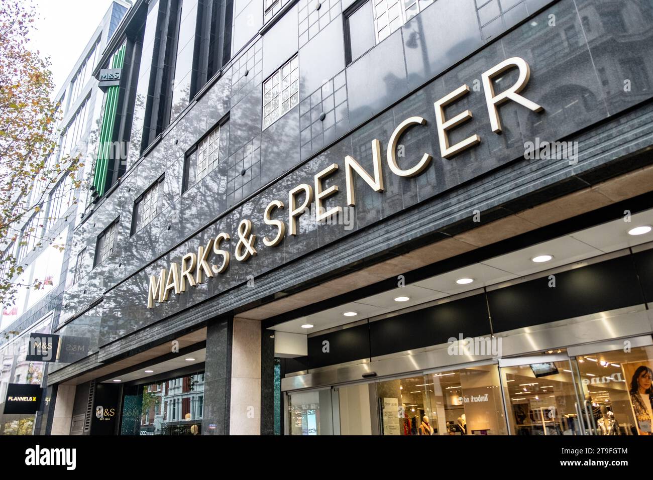 LONDON, 23. NOVEMBER 2023: Marks and Spence Store in der Oxford Street, ein Wahrzeichen des Einzelhandels Stockfoto