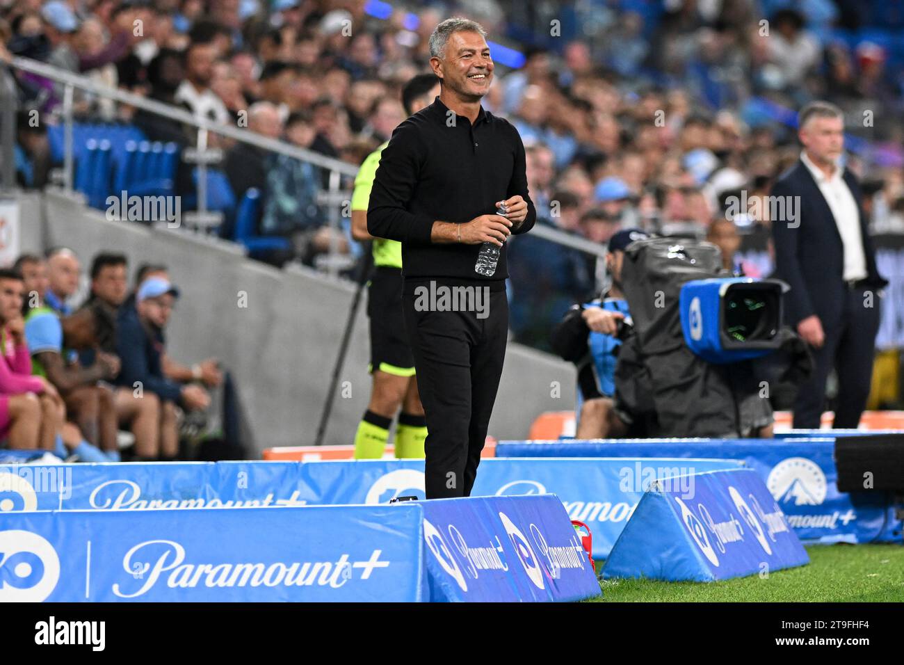 25. November 2023; Allianz Stadium, Sydney, NSW, Australien: A-League Football, Sydney FC gegen Western Sydney Wanderers; Marko Rudan Trainer der Western Sydney Wanderers lächelt während des Spiels Stockfoto