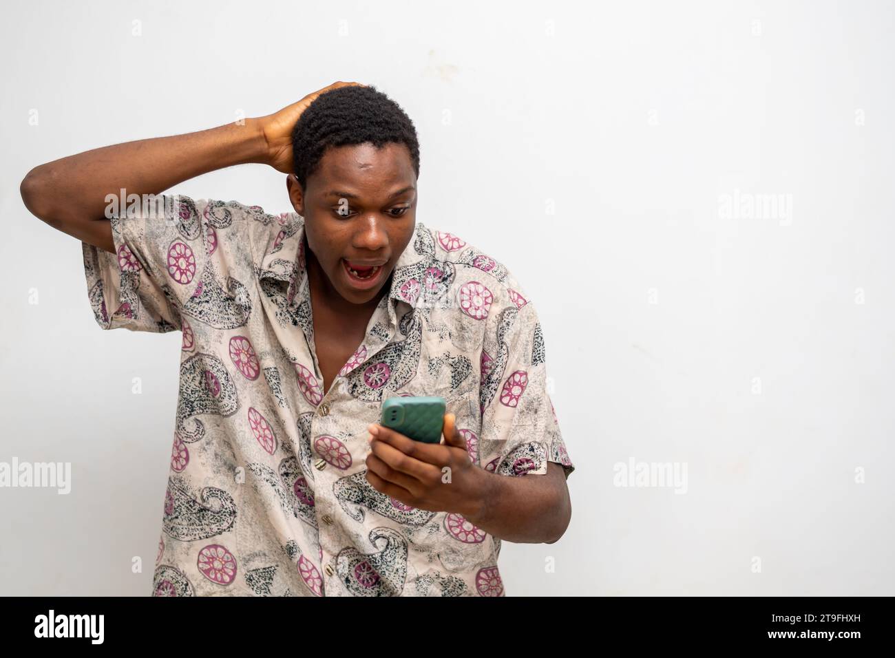 Porträt eines fröhlichen, jungen Schwarzen, der eine Nachricht per Handy sendet. Glücklicher afroamerikanischer Mann mit Smartphone, der gerne online chattet, Nachrichten schickt Stockfoto