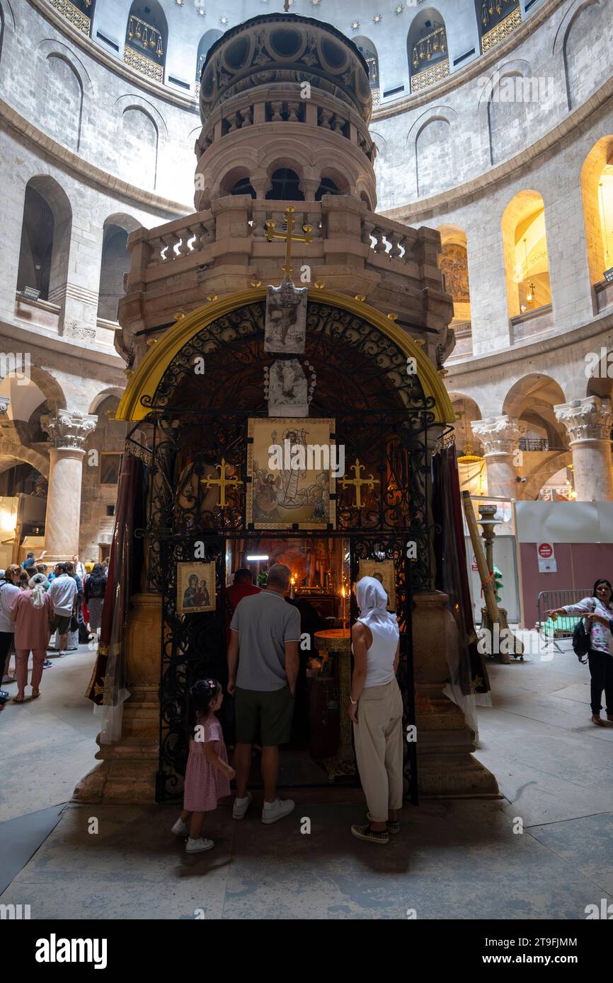 Altstadt, Jerusalem – 30. August 2023: Gläubige beten in der Kirche des Heiligen Grabes oder in der Kirche des Auferstehungsinneren im christlichen Qua Stockfoto