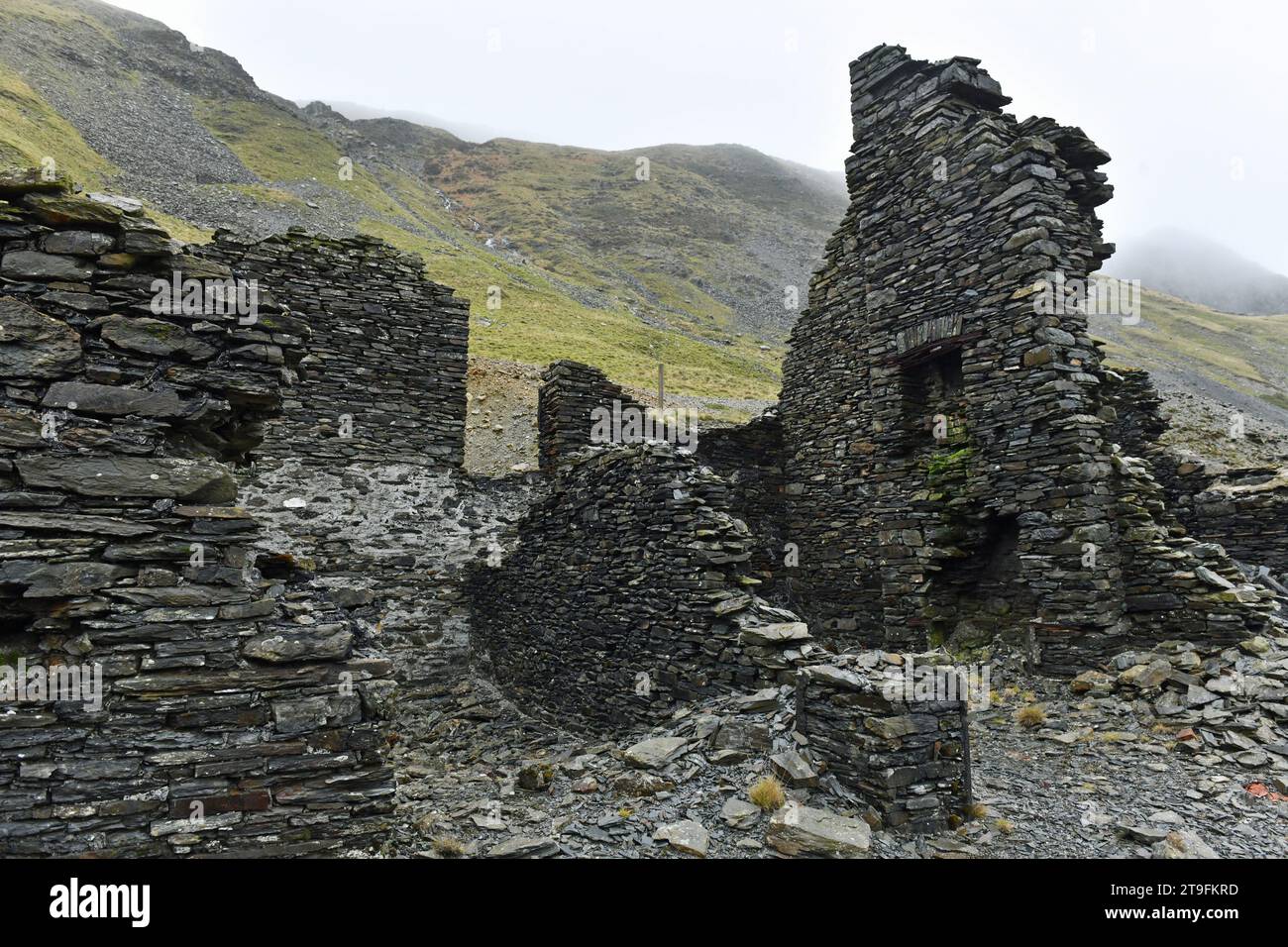 Überreste alter Gebäude am ehemals geschäftigen Tin Mining-Standort in Cwmystwyth hoch oben in Ceredigion, Mid Wales - alles nur noch zerbröckelnde Ruinen, die verlassen wurden Stockfoto
