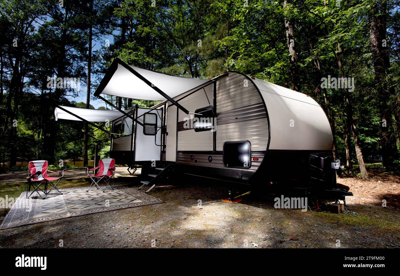 Campingplatz mitten am Tag mit den Markisen eines Wohnwagens Stockfoto