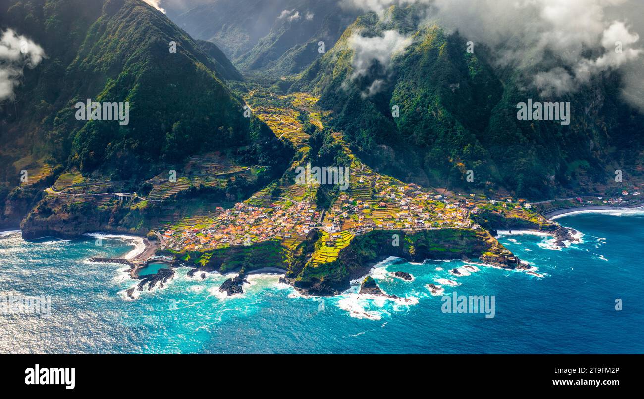 Luftaufnahme der Insel Madeira. Land trifft Meer in Seixal, Madeira, Portugal Stockfoto