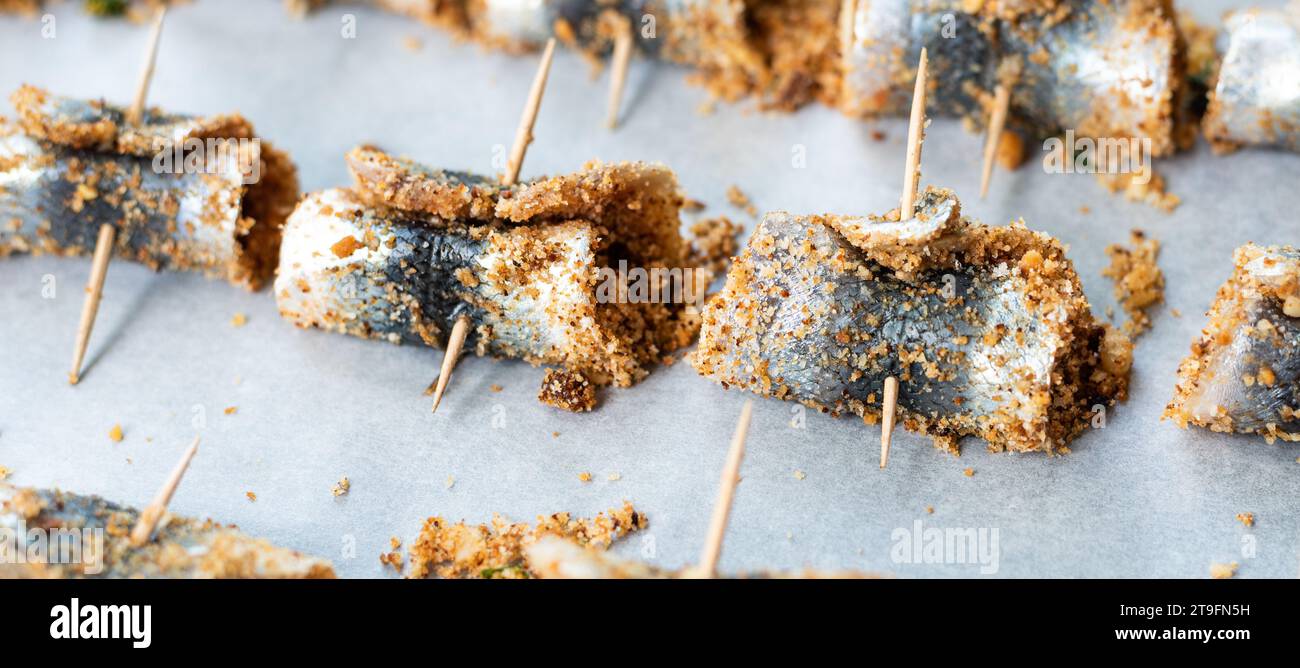 Gebackene, gerollte Sardinen mit Pinienkerndressing, Brotkrumen, Rosinen, Salz und Pfeffer. Typisch sizilianische Küche. Gutes Fischessen Stockfoto