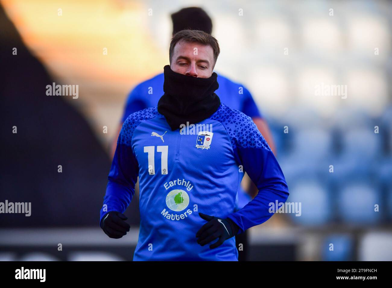 Elliot Newby (11 Barrow) wärmt sich während des Spiels der Sky Bet League 2 zwischen Colchester United und Barrow im Weston Homes Community Stadium, Colchester, am Samstag, den 25. November 2023 auf. (Foto: Kevin Hodgson | MI News) Credit: MI News & Sport /Alamy Live News Stockfoto