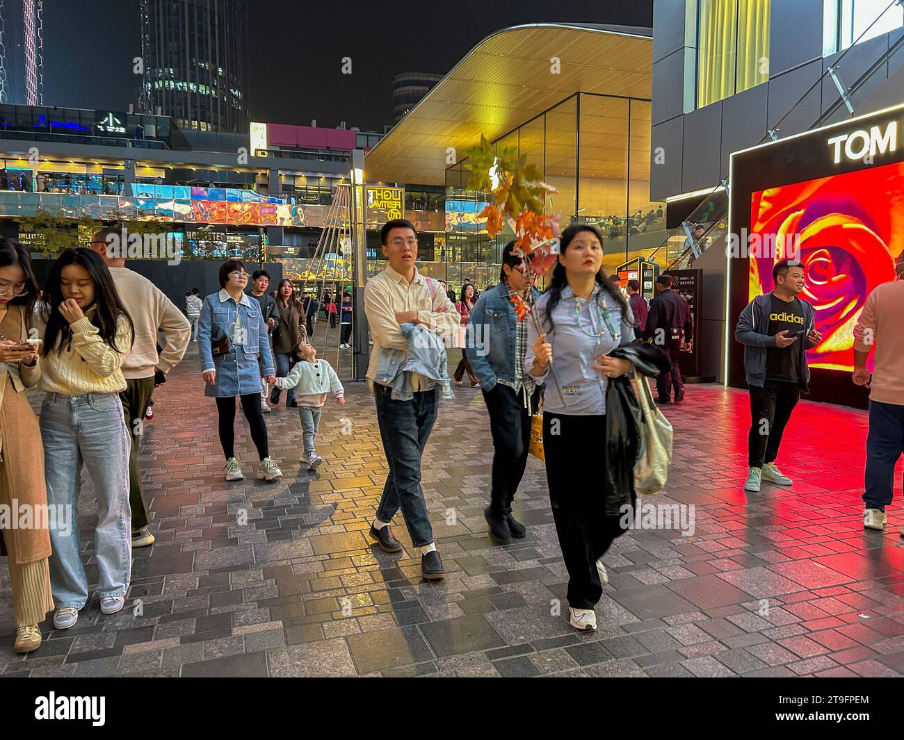 Peking, China, große Menschenmenge, Teenager Shopping Mall, Wandern, Sanlitun Shopping Center in der Nacht, china Kapitalismus, chinesische Frauen gehen Stockfoto