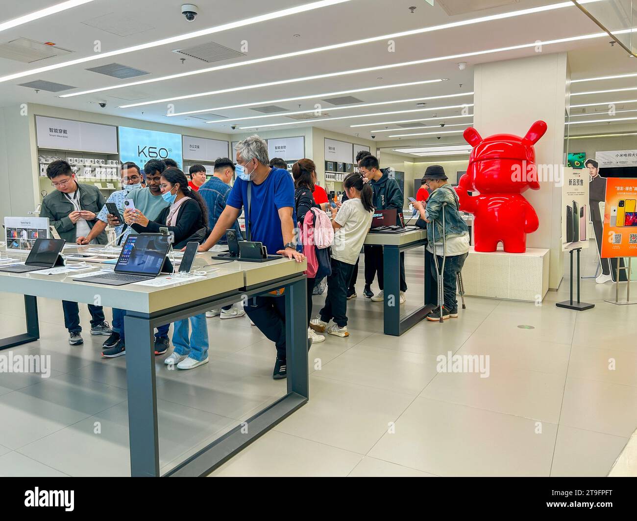 Peking, China, große Menschenmengen kaufen im chinesischen Technologieshop, xiaomi Company, Wangfujing Mall, china Capitalism, chinesisch, Käufer asien Stockfoto