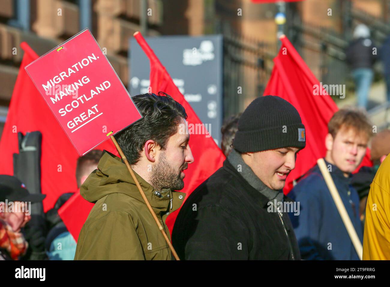 November 23. Glasgow, Großbritannien. Die jährliche St. Andrew's Day Parade fand im Stadtzentrum von Glasgow statt, in der sich verschiedene linke, sozialistische und politische Gruppen aufhielten. Die Parade findet jährlich am letzten Samstag im November statt. ANAS SARWAR, MSP, Vorsitzender der Scottish Labour Party, nahm an der Parade Teil. Quelle: Findlay/Alamy Live News Stockfoto