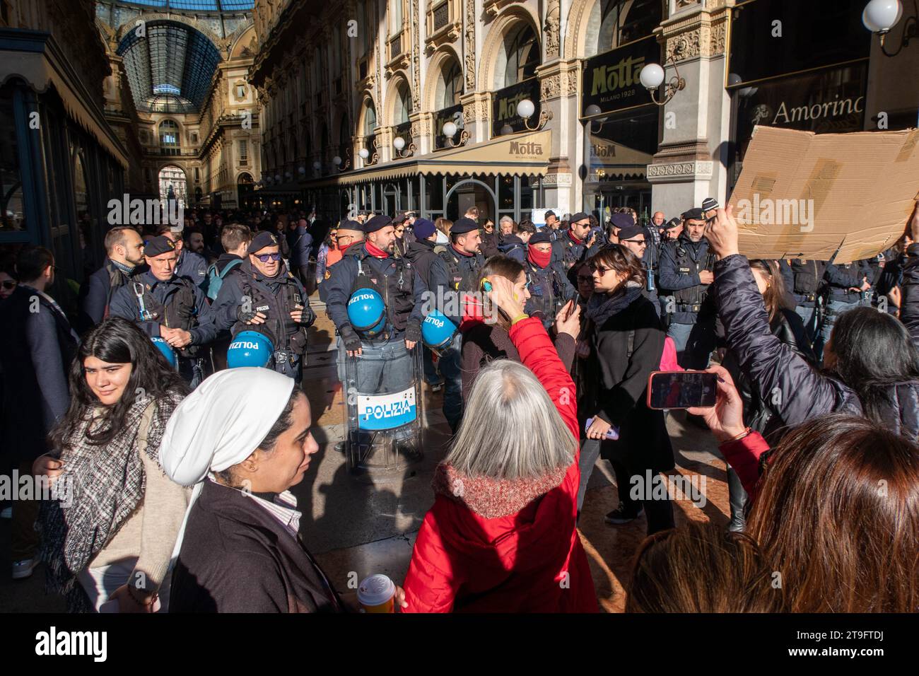 Demonstration gegen Gewalt gegen Frauen in Mailand, Italien, am 2023 11 25. Die Kundgebung wird von der Polizei am Eingang der Galleria VittorioEmanuele gestoppt. Stockfoto
