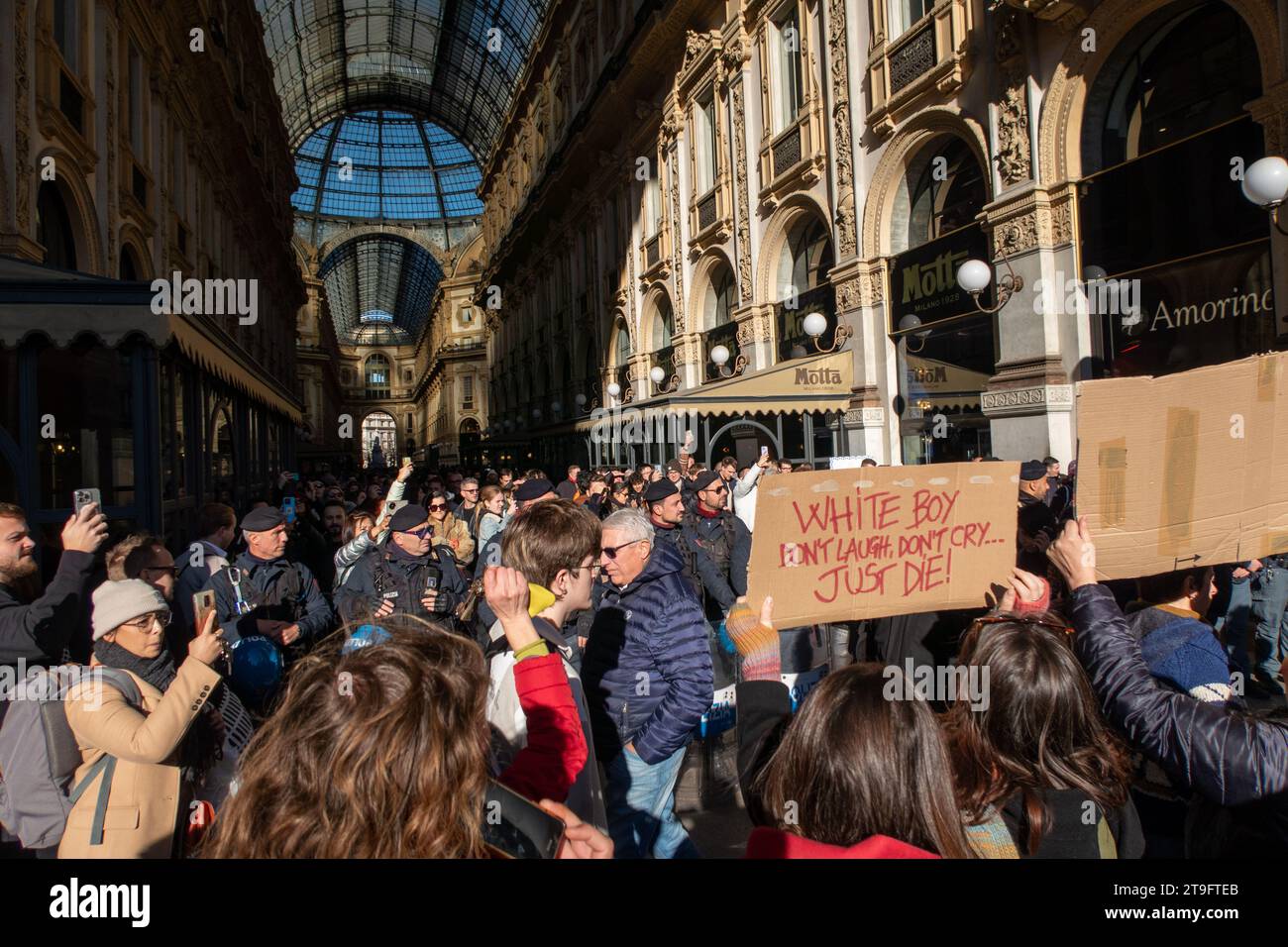 Demonstration gegen Gewalt gegen Frauen in Mailand, Italien, am 2023 11 25. Die Kundgebung wird von der Polizei am Eingang der Galleria VittorioEmanuele gestoppt. Stockfoto