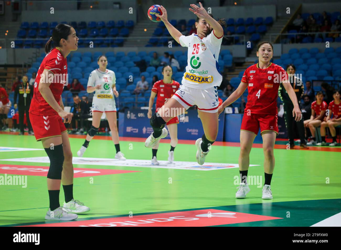 Santander, Spanien, 25. November 2023: Die serbische Spielerin Aleksandra Stamenic (25) schießt am 2. Spieltag des Internationalen Spanien-Frauen-Turniers 2023 zwischen Serbien und Japan am 25. November 2023 im Palacio de los Deportes in Santander, Spanien. Quelle: Alberto Brevers / Alamy Live News. Stockfoto