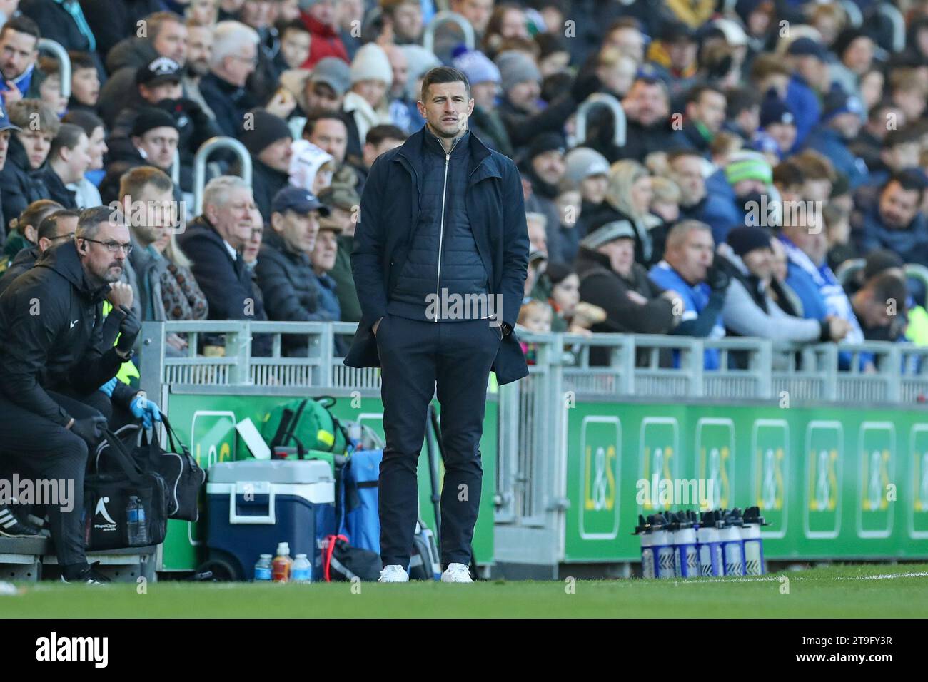 Portsmouth, Großbritannien. November 2023. Portsmouth Manager John Mousinho beim SKY Bet EFL League One Spiel von Portsmouth FC gegen Blackpool FC am 25. November 2023 in Fratton Park, Portsmouth, England, Großbritannien Credit: Every Second Media/Alamy Live News Stockfoto