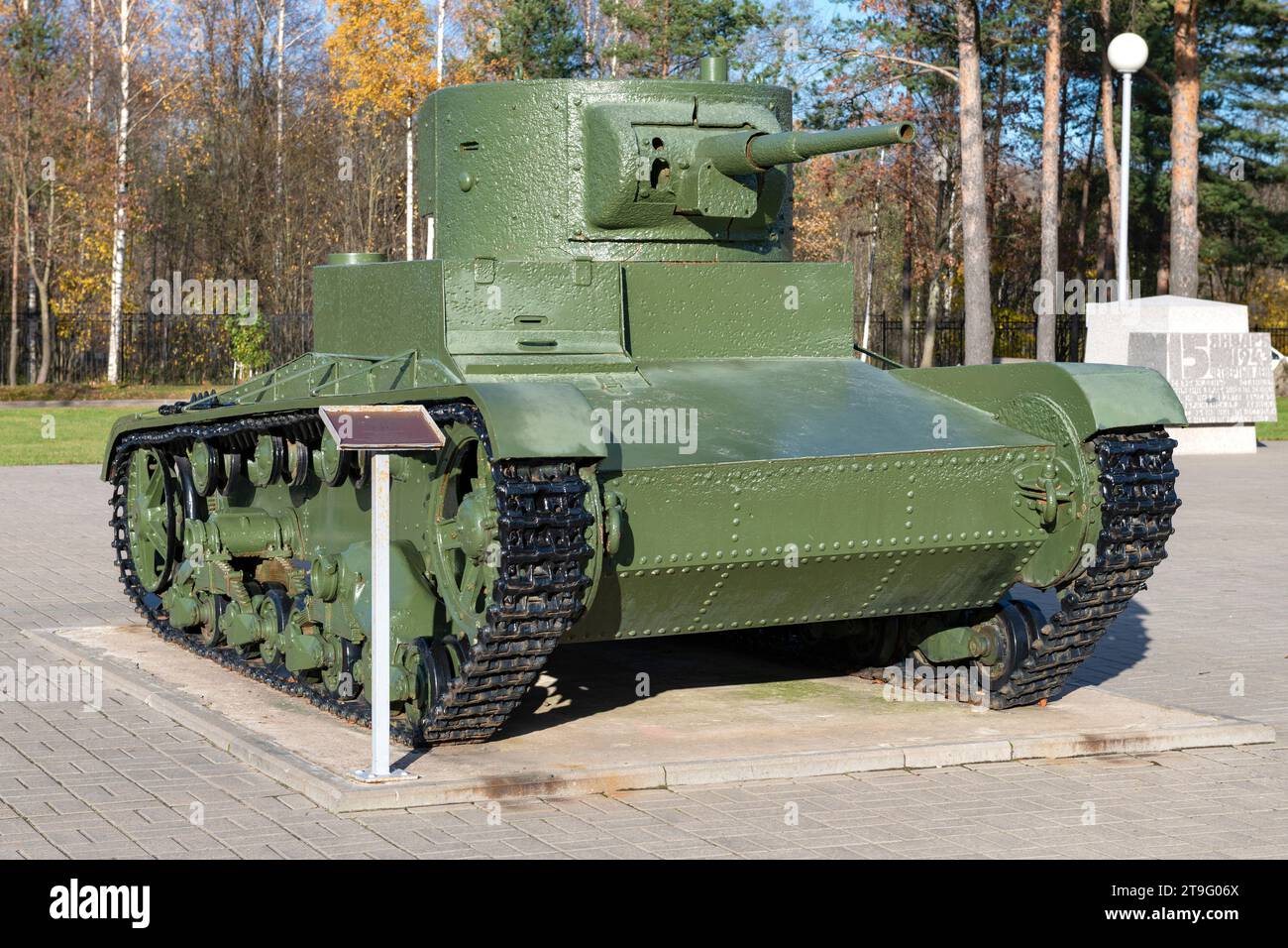 KIROVSK, RUSSLAND - 24. OKTOBER 2022: BT-5 - sowjetischer Leichtpanzer Nahaufnahme an einem Oktobertag. Ausstellung des Museums "Durchbruch der Blockade von Len Stockfoto