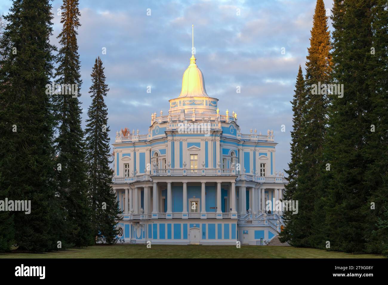 LOMONOSSOW, RUSSLAND - 19. NOVEMBER 2023: Der antike Pavillon des Rollenden Hügels an einem Novemberabend. Schlosspark Oranienbaum Stockfoto