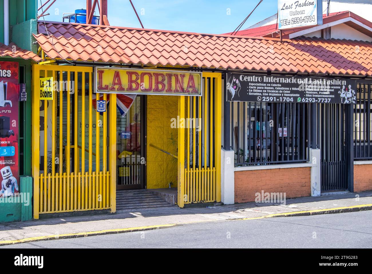 Geschäfte mit schützenden Bars auf einer Straße in Cartago in Costa Rica Stockfoto