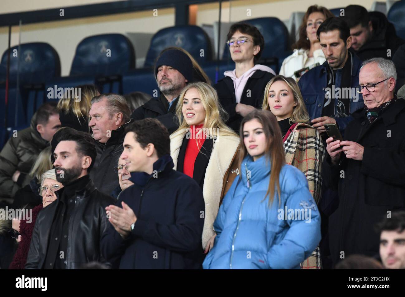 Paris, Frankreich. November 2023. Le duc de Castro et ses Files les Princesses Maria Carolina et Maria Chiara de Bourbon Siciles – PSG vs AS Monaco Ligue 1 im Parc des Princes, Paris, Frankreich, am 24. November 2023. 24.11.2023-Paris, FRANKREICH. Quelle: SIPA USA/Alamy Live News Stockfoto