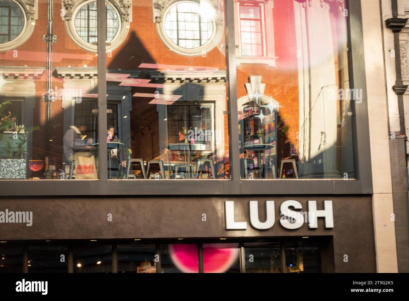 LONDON – 23. NOVEMBER 2023: Üppiger Kosmetikeinzelhandel und Schönheitseinzelhandel in der Oxford Street, einem Wahrzeichen des Einzelhandels Stockfoto
