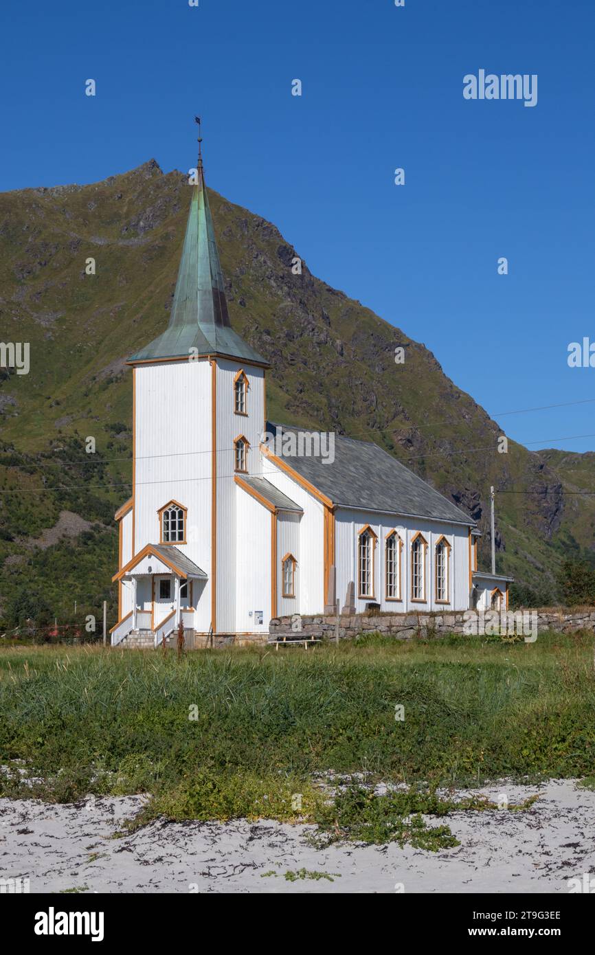 Valberg Kirche, Vestvagoy, Norwegen, vor blauem Himmel Stockfoto