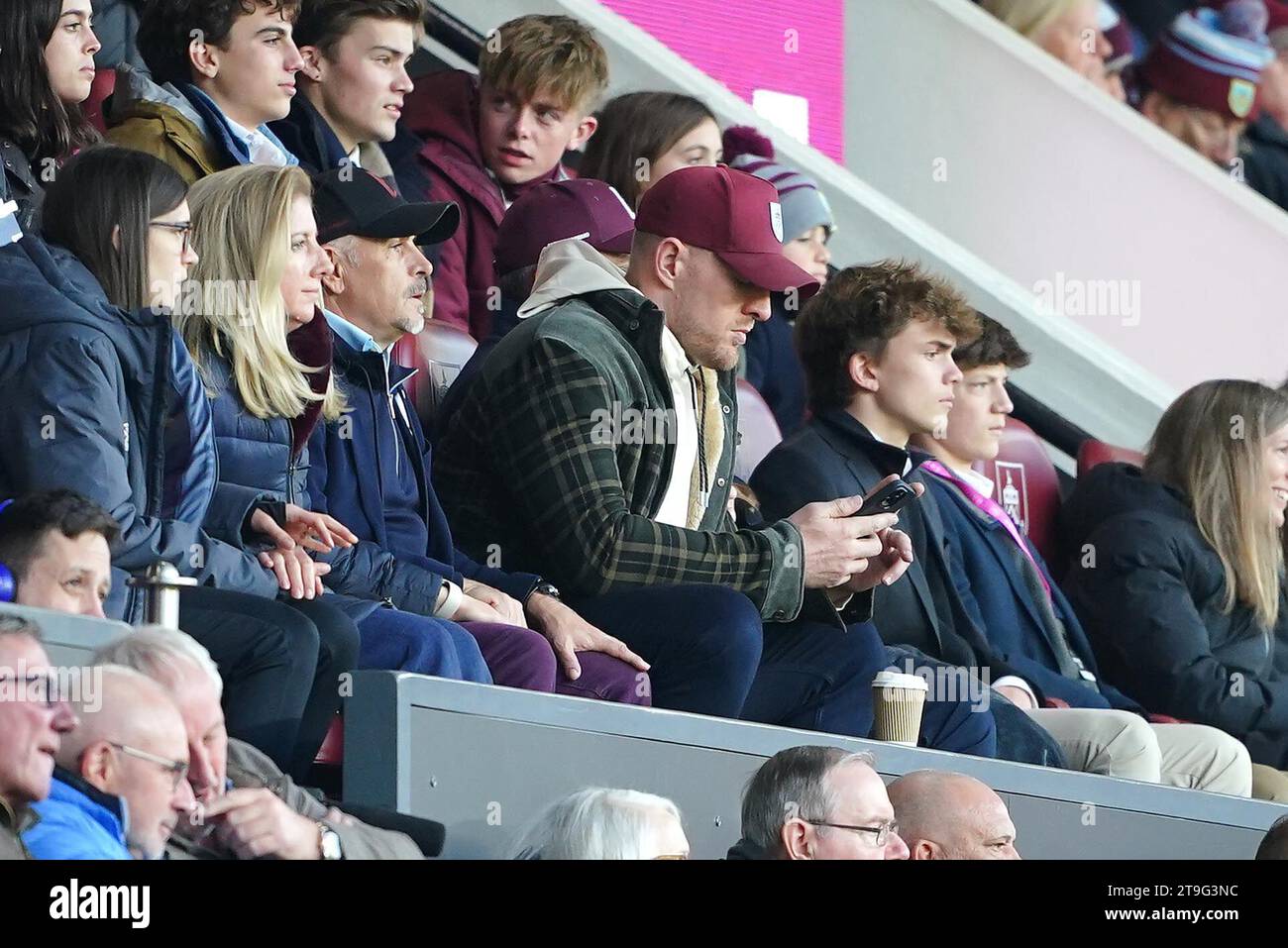 Burnley Minderheitsaktionär und ehemaliger NFL-Spieler JJ Watt in den Tribünen während des Premier League-Spiels in Turf Moor, Burnley. Bilddatum: Samstag, 25. November 2023. Stockfoto