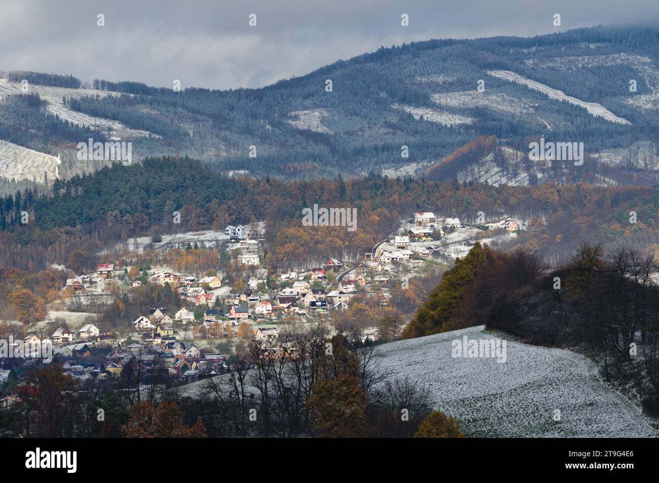 Wohngebiet in der Stadt Zubri in der Nähe von Roznov Pod Radhostem. Sehr kleine tschechische Stadt am Fuße der Ausläufer, die im Spätherbst mit dem ersten Schnee bedeckt ist. Stockfoto