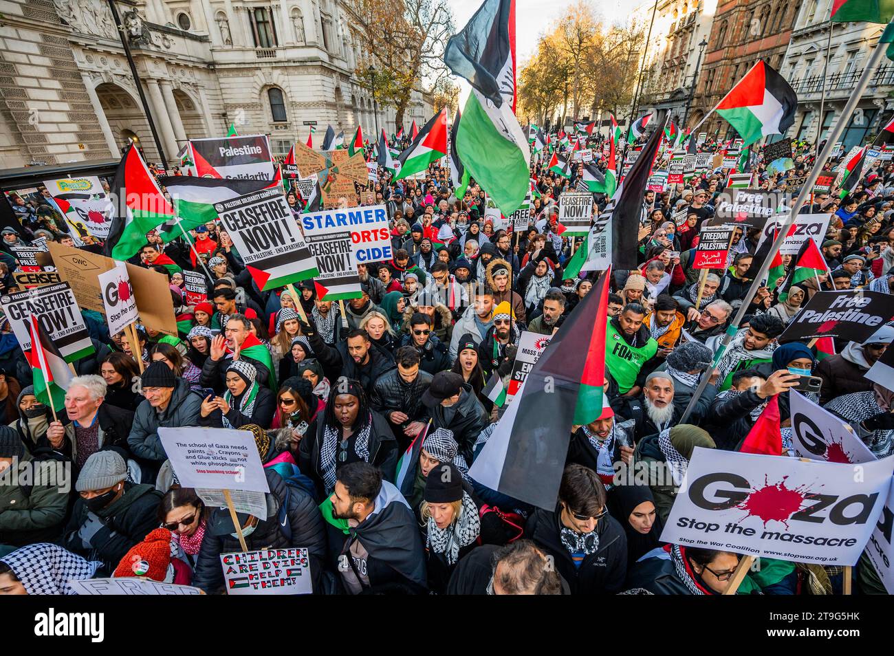 London, Großbritannien. November 2023. Reden über Whitehall in der Nähe der Downing Street - Palästina protestieren, in denen eine vollständige Waffenruhe gefordert wird, nachdem die vorübergehende Pause gestern erzwungen wurde. Sie marschierten von Park Lane nach Whitehall. Die Menge reagiert weiterhin auf den jüngsten Ausbruch der Gewalt und die israelische Reaktion im Gazastreifen. Der Protest wurde von Stop the war, der Palestine Solidarity Campaign UK und Friends of Al Aqsa organisiert. Guy Bell/Alamy Live News Stockfoto