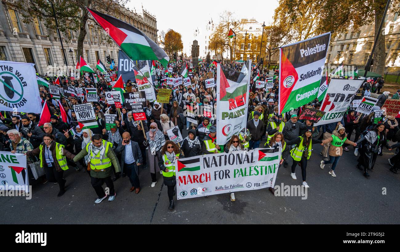 London, Großbritannien. November 2023. Marsch in whitehall - Palästina Protest, Aufruf zu einer vollständigen Waffenruhe jetzt, nachdem die vorübergehende Pause gestern in Kraft getreten ist. Sie marschierten von Park Lane nach Whitehall. Die Menge reagiert weiterhin auf den jüngsten Ausbruch der Gewalt und die israelische Reaktion im Gazastreifen. Der Protest wurde von Stop the war, der Palestine Solidarity Campaign UK und Friends of Al Aqsa organisiert. Guy Bell/Alamy Live News Stockfoto