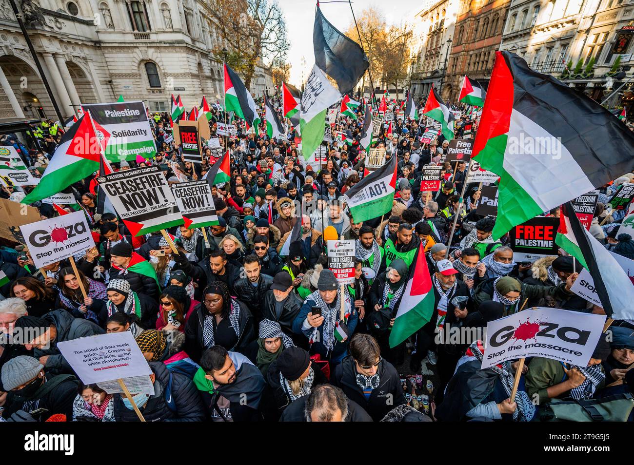 London, Großbritannien. November 2023. Reden über Whitehall in der Nähe der Downing Street - Palästina protestieren, in denen eine vollständige Waffenruhe gefordert wird, nachdem die vorübergehende Pause gestern erzwungen wurde. Sie marschierten von Park Lane nach Whitehall. Die Menge reagiert weiterhin auf den jüngsten Ausbruch der Gewalt und die israelische Reaktion im Gazastreifen. Der Protest wurde von Stop the war, der Palestine Solidarity Campaign UK und Friends of Al Aqsa organisiert. Guy Bell/Alamy Live News Stockfoto