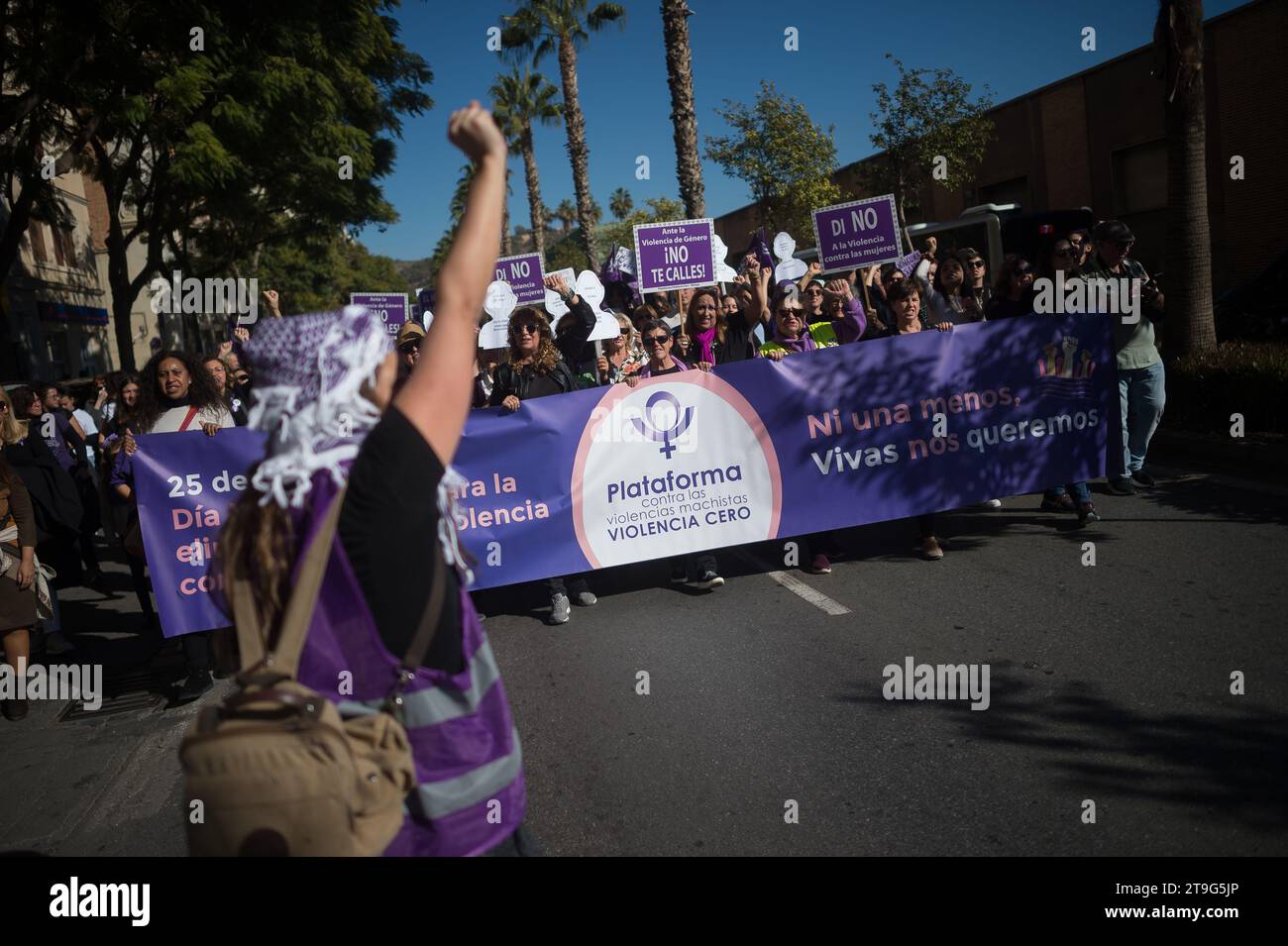 Malaga, Spanien. November 2023. Während einer Demonstration zum Internationalen Tag zur Beseitigung der Gewalt gegen Frauen wird eine Frau mit der Faust gesehen, als Demonstranten auf einer Straße marschieren. Dutzende Demonstranten gehen auf die Straßen von Malaga, um die Frauenmorde und -Mißbraucher in einer landesweiten Bewegung zu verurteilen, die jeden 25. November stattfindet. (Foto von Jesus Merida/SOPA Images/SIPA USA) Credit: SIPA USA/Alamy Live News Stockfoto