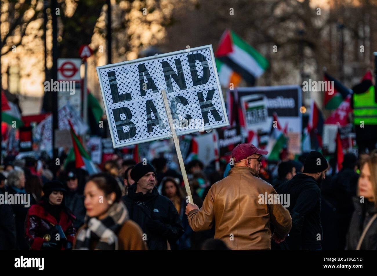 London, Großbritannien. November 2023. Ein Plakat fordert einfach den Protest „Land zurück - Palästina“ auf, der zu einer vollständigen Waffenruhe aufruft, nachdem die vorübergehende Pause gestern in Kraft getreten ist. Sie marschierten von Park Lane nach Whitehall. Die Menge reagiert weiterhin auf den jüngsten Ausbruch der Gewalt und die israelische Reaktion im Gazastreifen. Der Protest wurde von Stop the war, der Palestine Solidarity Campaign UK und Friends of Al Aqsa organisiert. Guy Bell/Alamy Live News Stockfoto
