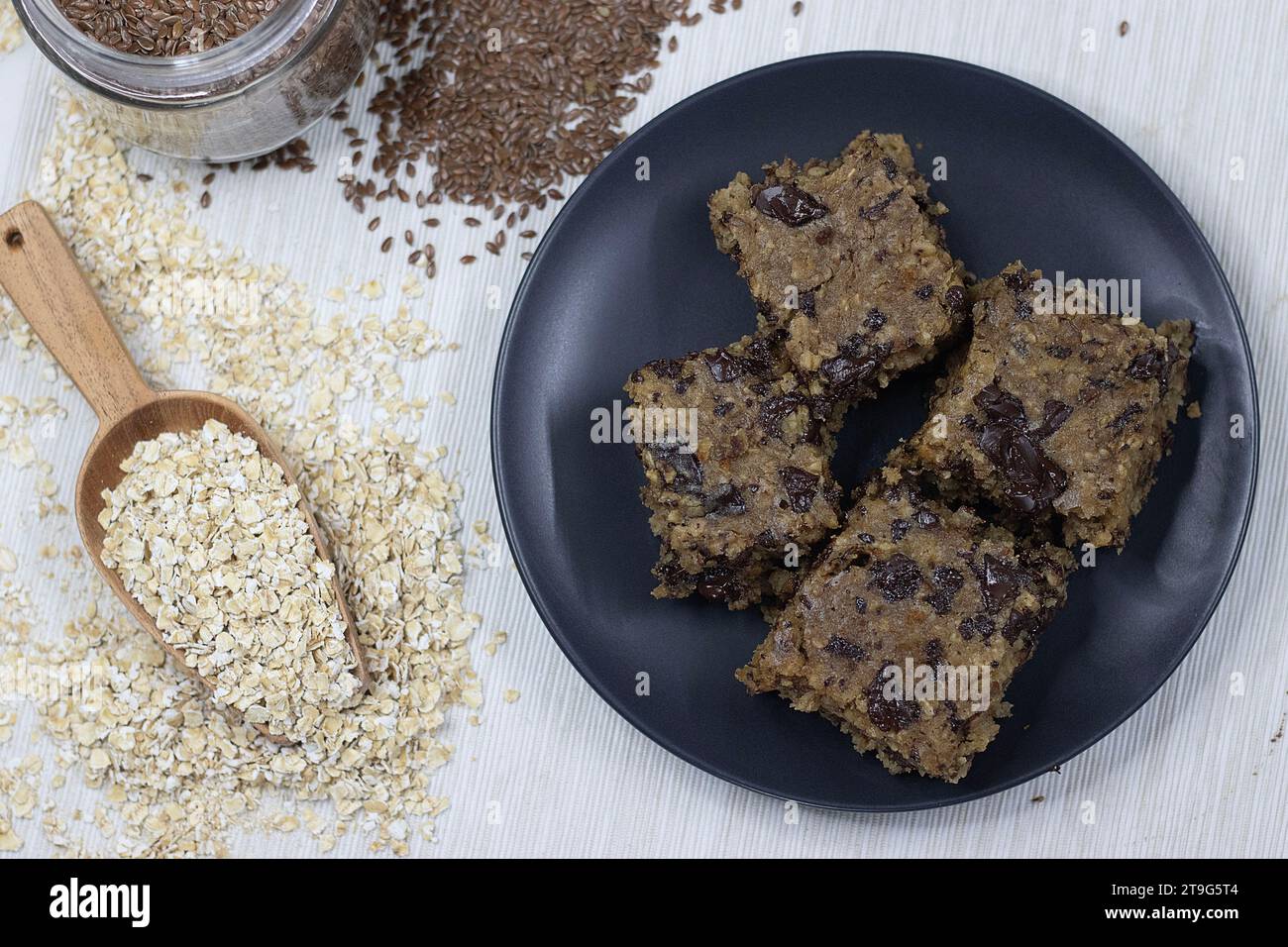 Köstliche und nahrhafte hausgemachte Hafer Bananenfrühstücksriegel mit reichhaltigen Schokoladenstücken, Flachssamen und Mandeln, ein verführerischer Leckerbissen für einen nahrhaften Sta Stockfoto