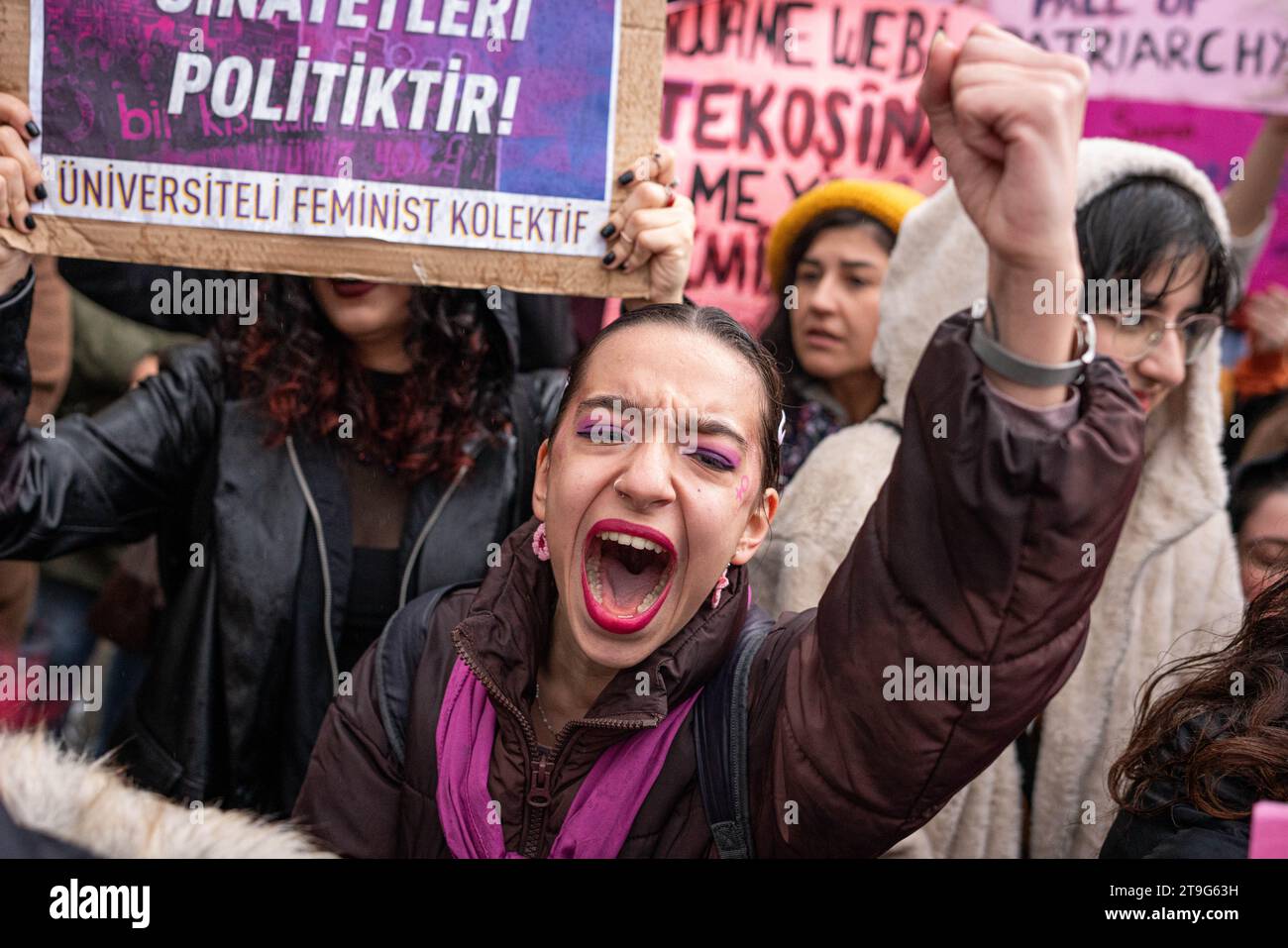 Ankara, Türkei. November 2023. Eine Frau singt während einer Demonstration Slogans. In Ankara organisierten feministische Frauenorganisationen anlässlich des Internationalen Tages zur Beseitigung der Gewalt gegen Frauen in der Sakarya-Straße einen Protest. Quelle: SOPA Images Limited/Alamy Live News Stockfoto