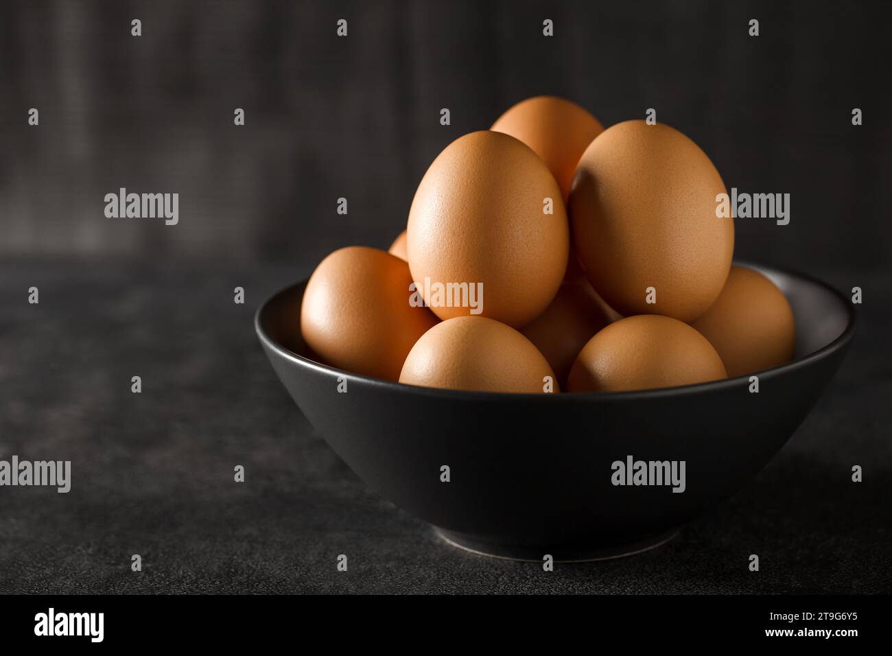 Eier ganzes Huhn, viele in einer Schüssel gestapelt, selektiver Fokus. Stockfoto