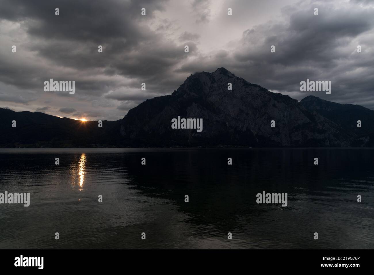 Traunstein, 1691 m ü. M. Hochberg über dem Traunsee in Altmünster am Traunsee, Salzkammergut, Oberösterreich, Österreich © Wojcie Stockfoto