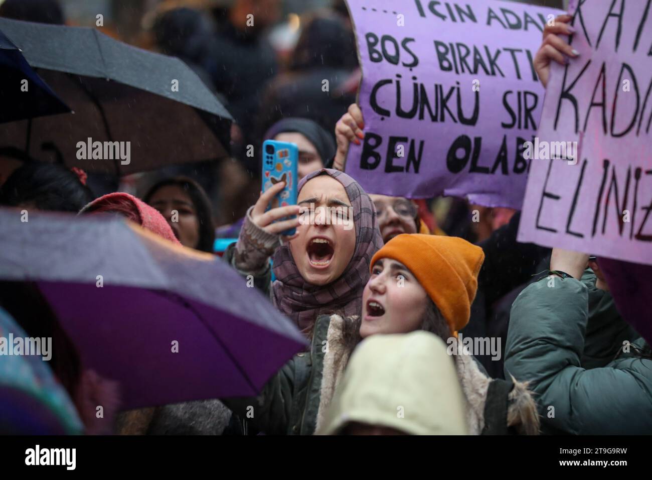 Ankara, Türkei. November 2023. Eine Frau hat während des Protests Slogans singen gesehen, während sie ein Video mit ihrem Handy machte. In Ankara organisierten feministische Frauenorganisationen anlässlich des Internationalen Tages zur Beseitigung der Gewalt gegen Frauen in der Sakarya-Straße einen Protest. (Foto: Tunahan Turhan/SOPA Images/SIPA USA) Credit: SIPA USA/Alamy Live News Stockfoto
