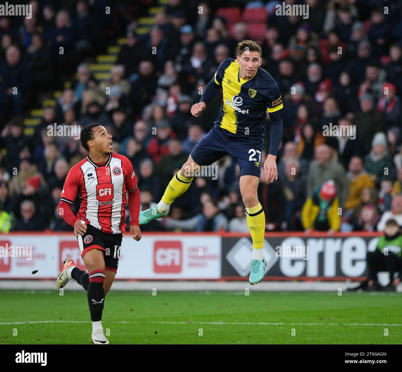 Bramall Lane, Sheffield, Großbritannien. November 2023. Premier League Football, Sheffield United gegen Bournemouth; Illia Zabarnyi aus Bournemouth macht den Ball frei. Credit: Action Plus Sports/Alamy Live News Stockfoto