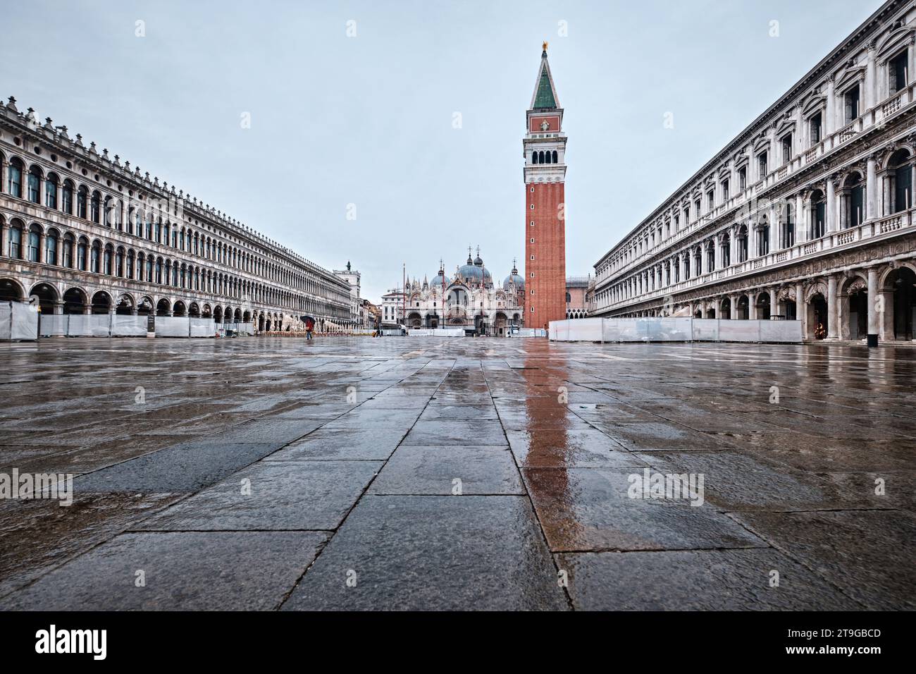 Venedig, Italien - 9. November 2023: Die Piazza San Marco (Markusplatz) in Venedig mit ihrem campanile und der Kirche ist das Zentrum von Venedig Stockfoto