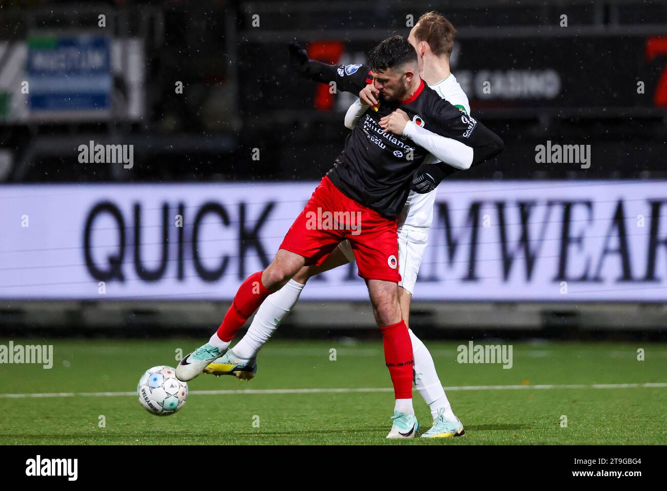 ROTTERDAM, NIEDERLANDE - 25. NOVEMBER: Troy Parrott (Excelsior Rotterdam) und Thomas Beelen (Feyenoord Rotterdam) während des Eredivisie-Spiels von Excellels Stockfoto