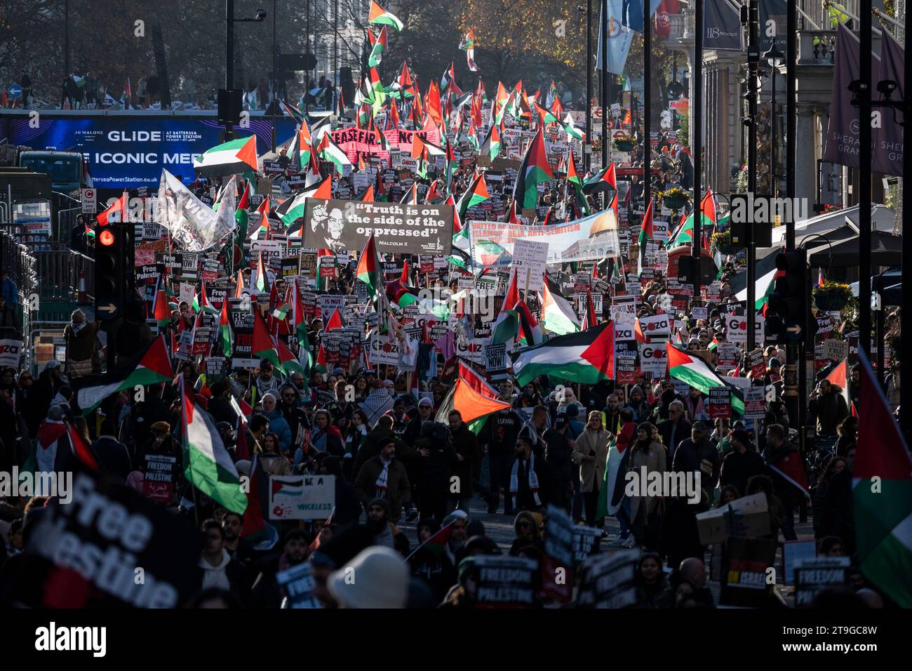 London, Großbritannien. 25. November 2023. Die Menschen auf Piccadilly während eines Marsches für Palästina, von der Park Lane zum Parlamentsplatz, in Solidarität mit dem palästinensischen Volk und um einen fortgesetzten Waffenstillstand im israelischen Hamas-Krieg zu fordern, der mit dem Angriff der Hamas auf Israel am 7. Oktober begann. Am Vortag begann ein vorübergehender Waffenstillstand, der die Freilassung einer Reihe israelischer Geiseln durch die Hamas im Austausch für palästinensische Gefangene ermöglichte. Quelle: Stephen Chung / Alamy Live News Stockfoto