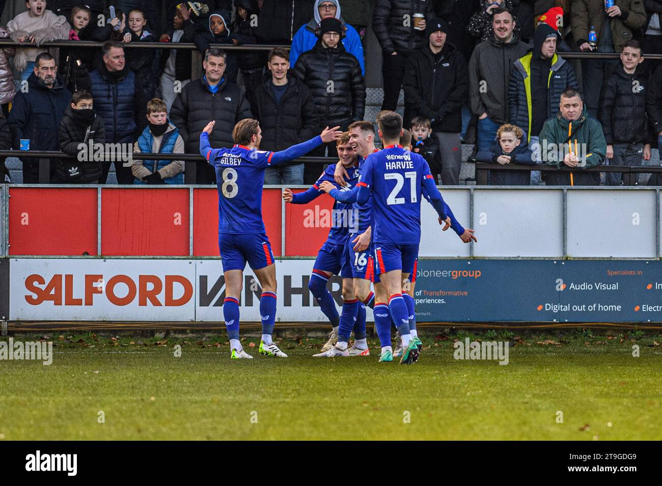 Die Spieler des FC Milton Keynes Dons feiern ihr Eröffnungstor während des Spiels der Sky Bet League 2 zwischen Salford City und MK Dons am Samstag, den 25. November 2023, im Peninsula Stadium, Moor Lane, Salford. (Foto: Ian Charles | MI News) Credit: MI News & Sport /Alamy Live News Stockfoto