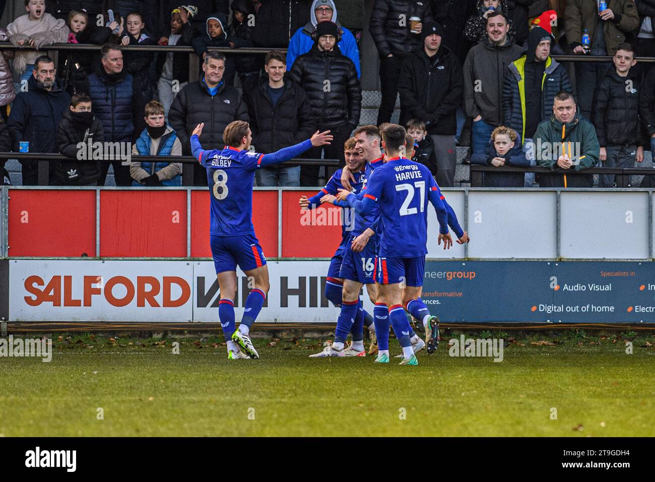 Die Spieler des FC Milton Keynes Dons feiern ihr Eröffnungstor während des Spiels der Sky Bet League 2 zwischen Salford City und MK Dons am Samstag, den 25. November 2023, im Peninsula Stadium, Moor Lane, Salford. (Foto: Ian Charles | MI News) Credit: MI News & Sport /Alamy Live News Stockfoto