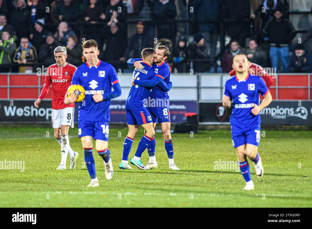 Die Spieler von Milton Keynes Dons FC feiern ihr zweites Tor beim Spiel der Sky Bet League 2 zwischen Salford City und MK Dons im Peninsula Stadium, Moor Lane, Salford am Samstag, den 25. November 2023. (Foto: Ian Charles | MI News) Credit: MI News & Sport /Alamy Live News Stockfoto