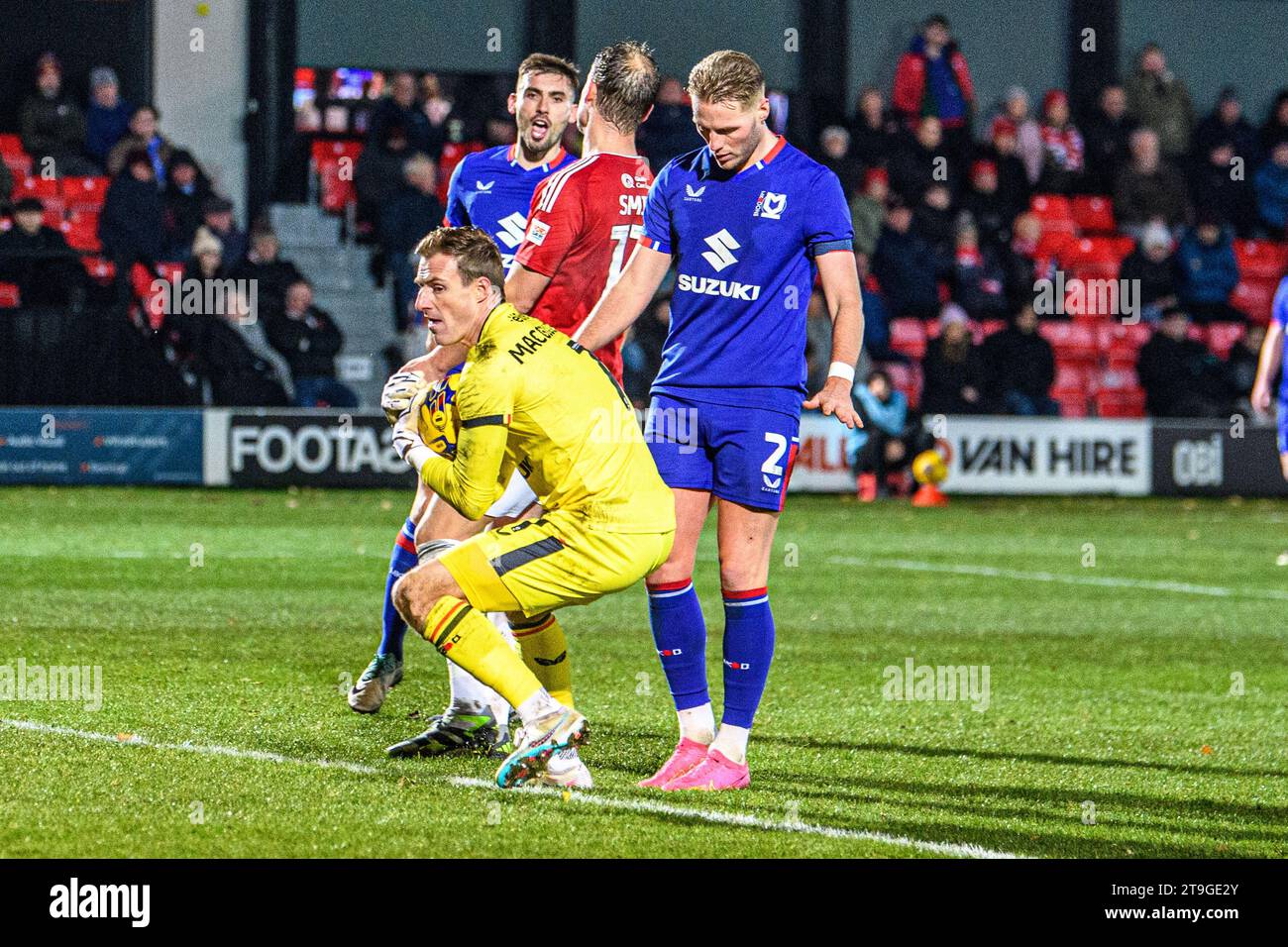 Craig MacGillivray von Milton Keynes sicherte sich beim Spiel der Sky Bet League 2 zwischen Salford City und MK Dons im Peninsula Stadium, Moor Lane, Salford am Samstag, den 25. November 2023. (Foto: Ian Charles | MI News) Credit: MI News & Sport /Alamy Live News Stockfoto