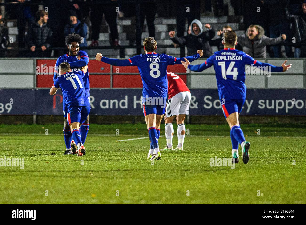 Ellis Harrison von Milton Keynes erzielt das vierte Tor des Spiels und feiert mit seinen Teamkollegen beim Spiel der Sky Bet League 2 zwischen Salford City und MK Dons im Peninsula Stadium, Moor Lane, Salford am Samstag, den 25. November 2023. (Foto: Ian Charles | MI News) Credit: MI News & Sport /Alamy Live News Stockfoto