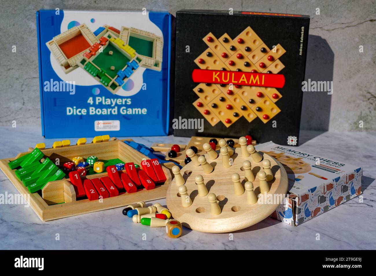 Berlin - 25. September 2023: Holzspiele mit Spielzubehör. Stockfoto