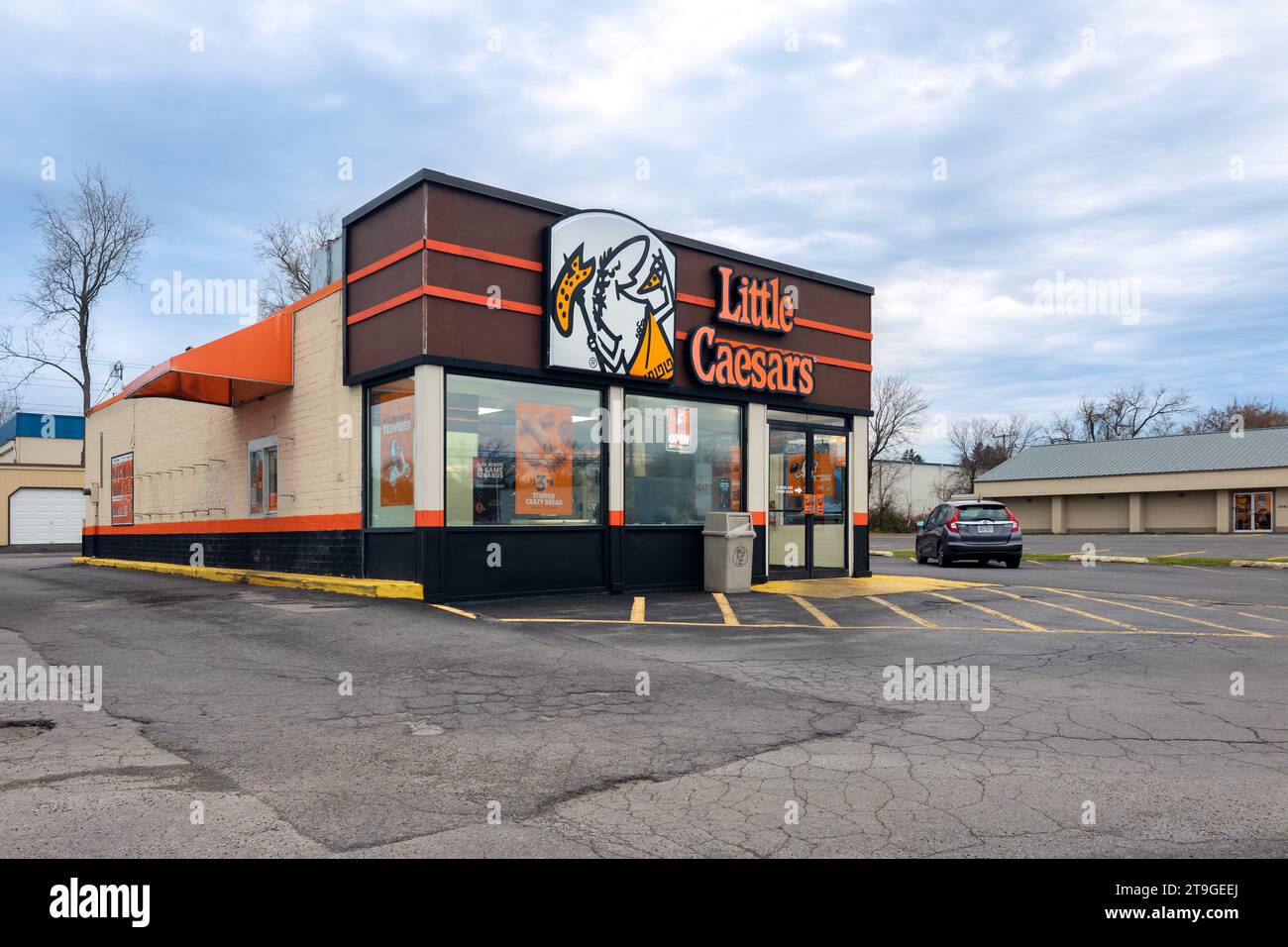 New Hartford, New York - 13. November 2023: Außenansicht des Little Caesars Restaurant Building aus nächster Nähe. Stockfoto