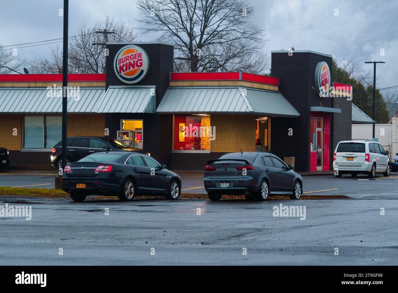 Whitesboro, New York - 22. November 2023: Close-up View of Burger King Restaurant, im Besitz von Restaurant Brands International (RBI), einem der W Stockfoto