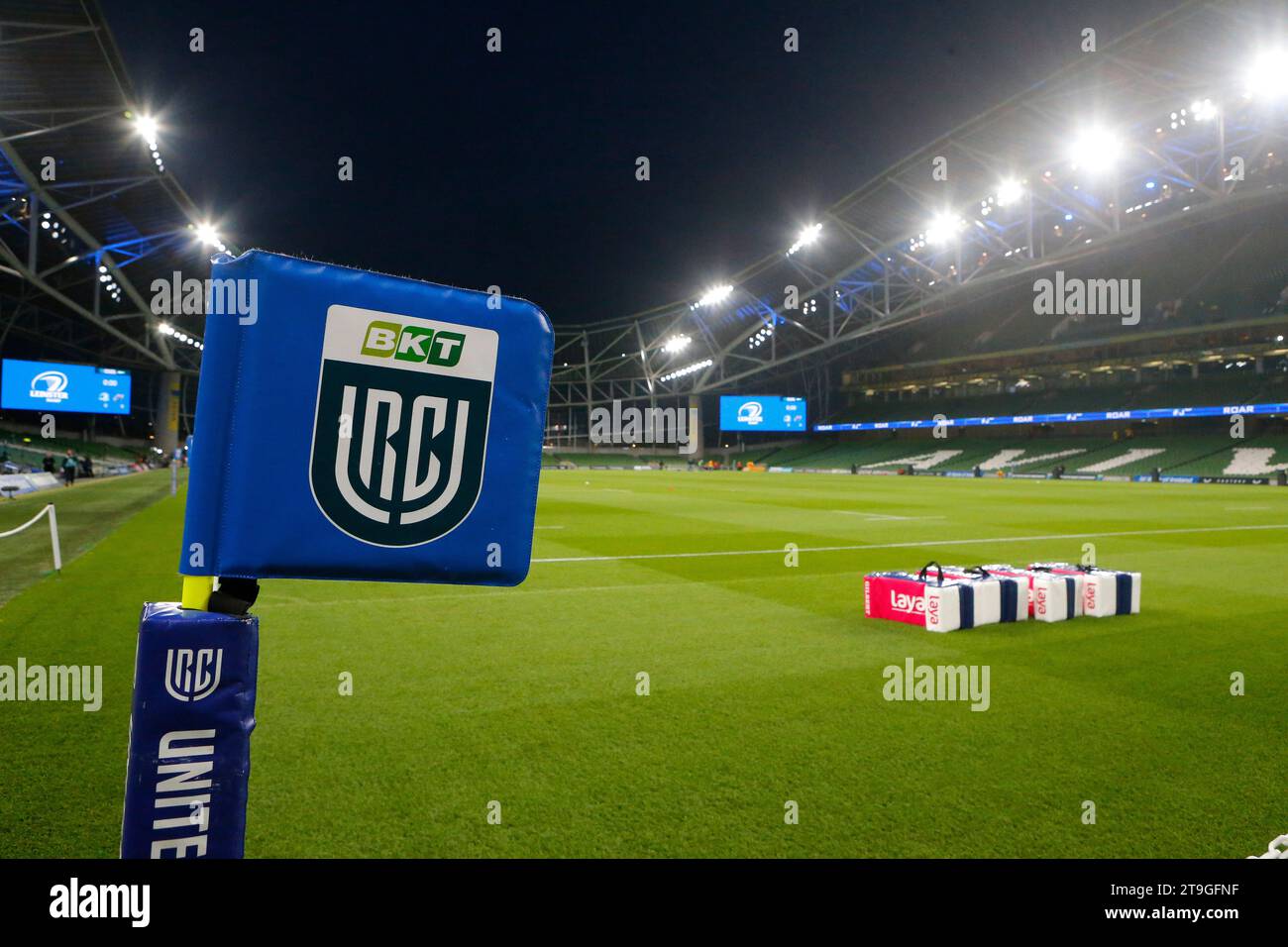 Aviva Stadium, Dublin, Irland. November 2023. United Rugby Championship Rugby, Leinster gegen Munster; die Eckflagge mit URC-Branding Credit: Action Plus Sports/Alamy Live News Stockfoto