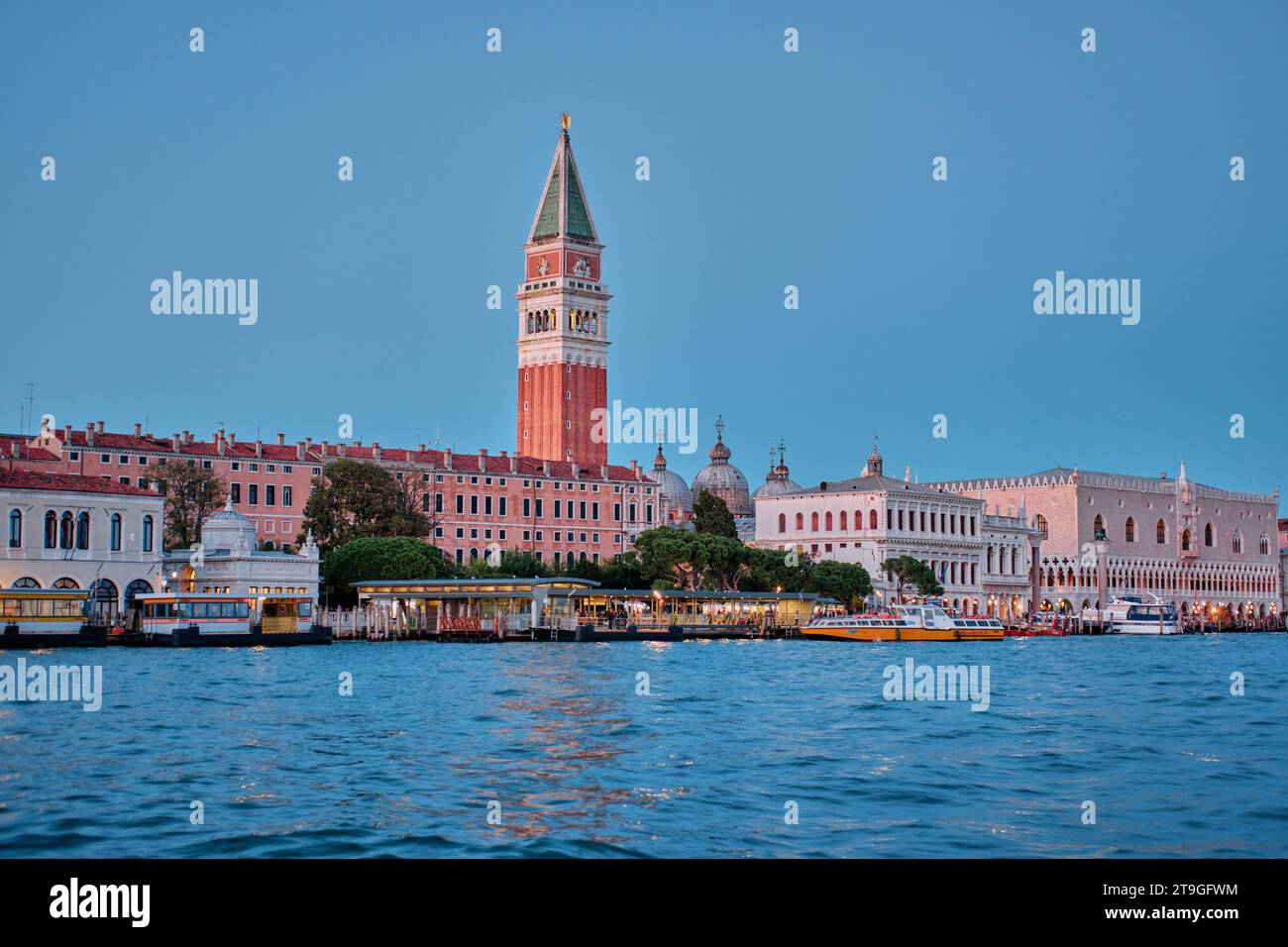 Venedig, Italien - 9. November 2023: Blick auf den Markusplatz mit der Basilika und dem Dogenpalast von Dorsoduro aus Stockfoto