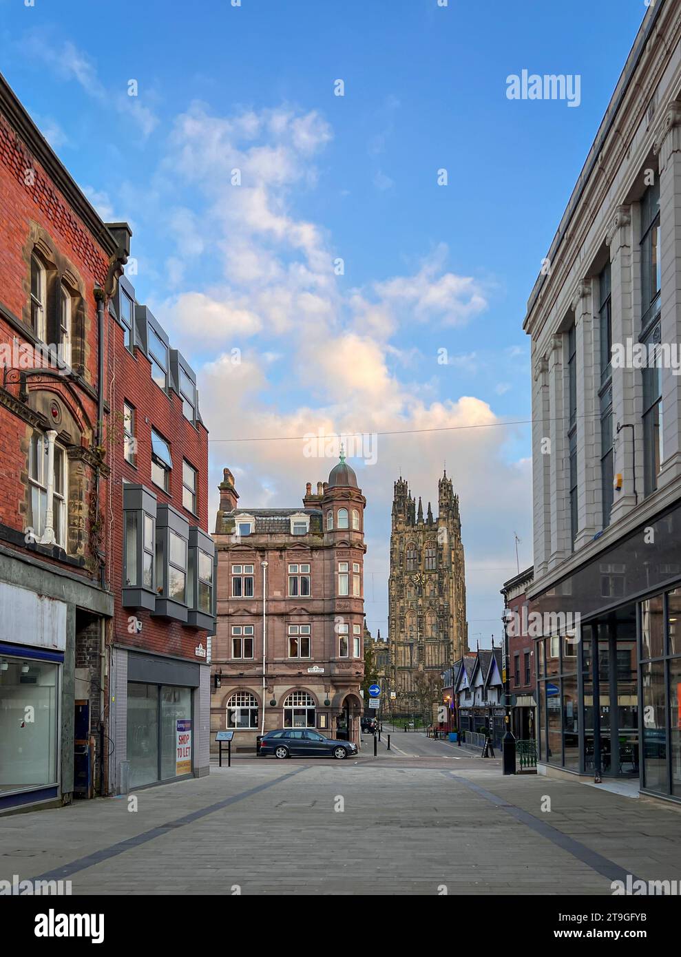 Blick auf die Hope Street, in Richtung St Giles Kathedrale in der Stadt Wrexham, North Wales, Großbritannien Stockfoto